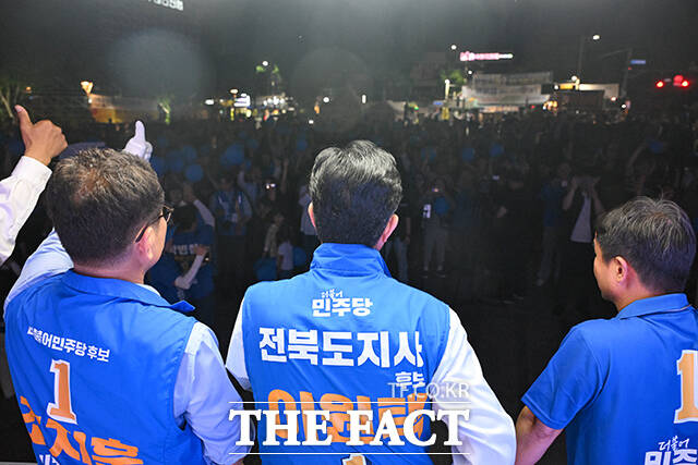 이원택 더불어민주당 전북특별자치도지사 후보(왼쪽 세 번째)가 제9회 전국동시지방선거를 하루 앞둔 2일 오후 전북도 전주 완산구 풍남문 광장에서 시민들을 향해 지지를 호소하고 있다. /전주=김성렬 기자