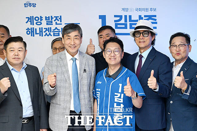 김 후보 선거사무소 찾아 격려와 지지 보낸 이종걸 전 의원(왼쪽).
