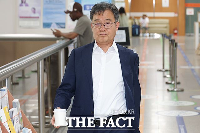 배임증재 혐의를 받는 김만배 화천대유자산관리 대주주가 2일 오후 서울 서초구 서울중앙지방법원에서 열린 공판에 출석하고 있다. /서예원 기자