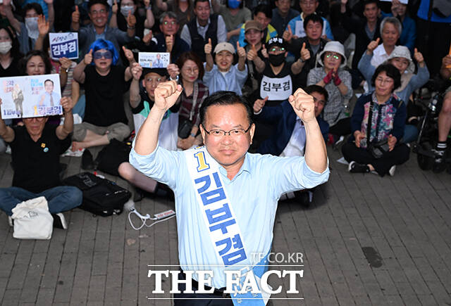 김부겸 더불어민주당 대구시장 후보가 2일 오후 대구 중구 동성로28아트스퀘어 앞 유세에서 시민들과 기념촬영을 하고 있다. /대구=박헌우 기자