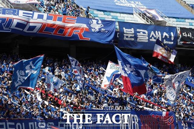 폭발적인 티켓 파워를 과시하며 K리그2 '풀 스타디움상'과 '플러스 스타디움상'을 동시에 석권한 수원 삼성의 응원 장면./K리그