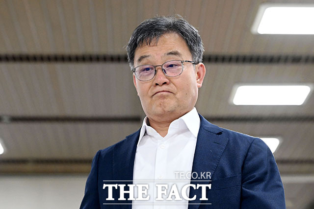 배임증재 혐의를 받는 김만배 화천대유자산관리 대주주가 2일 오후 서울 서초구 서울중앙지방법원에서 열린 공판에 출석하고 있다. /서예원 기자