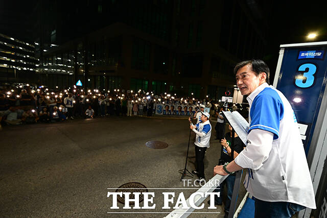 이날 파이널 별빛 유세에서 조국 후보가 마이크 없이 육성으로 지지를 호소하는 모습.