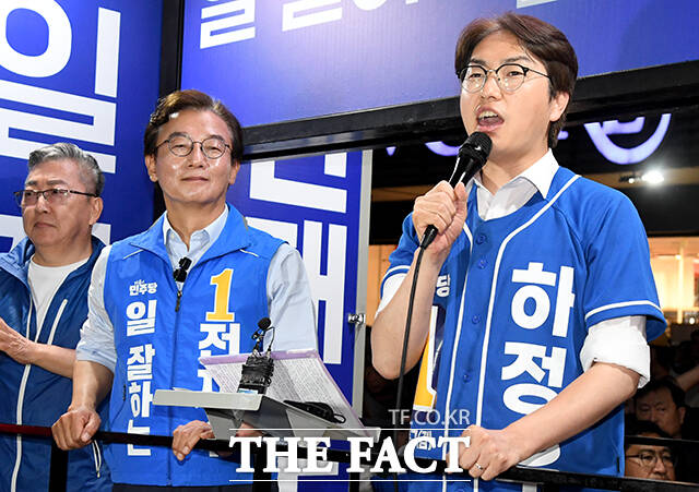 전재수 더불어민주당 부산시장 후보(왼쪽)와 하정우 더불어민주당 부산 북구갑 국회의원 후보가 6·3 지방선거 및 국회의원 재보궐선거를 하루 앞둔 2일 오후 부산 북구 뉴코아아울렛 인근에서 피날레 유세를 하며 큰절을 하고 있다. /부산=박상민 기자