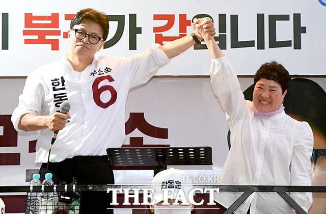 한동훈 무소속 부산 북구갑 국회의원 후보(왼쪽)가 6·3 지방선거 및 국회의원 재보궐선거를 하루 앞둔 2일 오후 부산 북구 구포시장 인근 쌈지공원에서 피날레 유세를 갖고 지지를 호소하고 있다. /부산=박상민 기자