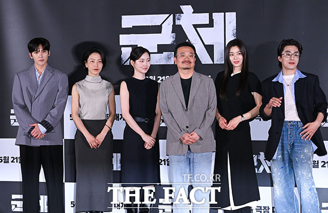 연상호 감독의 신작 '군체'가 말레이시아 대만 필리핀 등 아시아 주요 지역에서 오프닝 박스오피스 1위를 기록했다. 사진은 배우 지창욱과 김신록, 신현빈, 연상호 감독, 배우 전지현, 구교환(왼쪽부터)이 지난 5월 20일 서울 용산구 CGV 용산 아이파크몰에서 열린 영화 '군체' 언론배급시사회 및 기자간담회에 참석해 포즈를 취하고 있는 모습. /서예원 기자