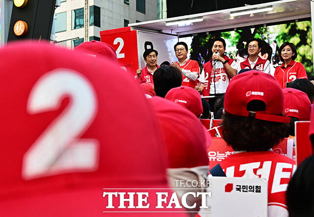 오세훈 국민의힘 서울시장 후보가 2일 오후 서울 동작구 남성사계시장에서 열린 유세에 참석해 지지를 호소하고 있다. /배정한 기자