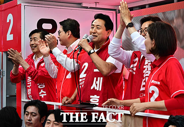 오세훈 국민의힘 서울시장 후보가 2일 오후 서울 동작구 남성사계시장에서 열린 유세에 참석해 지지를 호소하고 있다. /배정한 기자