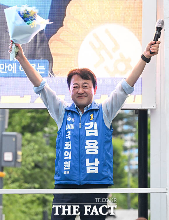 꽃다발 들고 승리 다짐하는 김용남 후보.