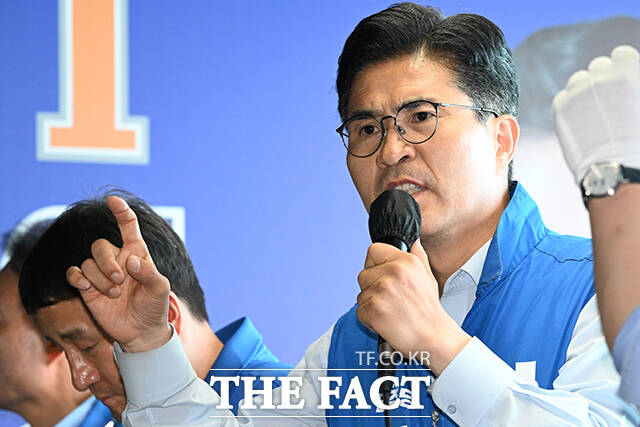 이원택 더불어민주당 전북특별자치도지사 후보(왼쪽 세 번째)가 제9회 전국동시지방선거를 하루 앞둔 2일 오후 전북도 전주 완산구 풍남문 광장에서 시민들을 향해 지지를 호소하고 있다. /전주=김성렬 기자