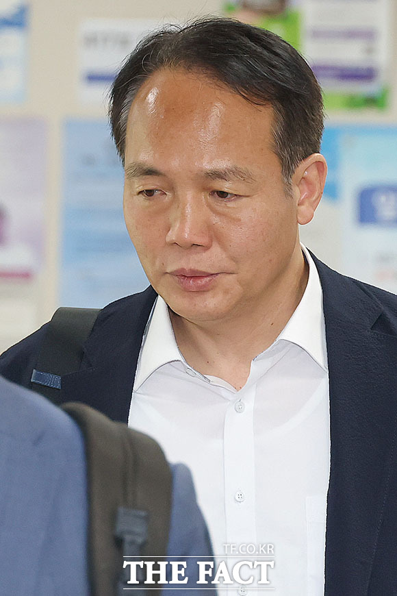 내란중요임무종사 혐의를 받는 이상현 전 제1공수특전여단장이 2일 오후 서울 서초구 서울중앙지방법원에서 열린 공판에 출석하고 있다. /서예원 기자