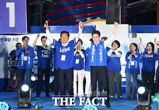 정청래 더불어민주당 대표(왼쪽)와 정원오 더불어민주당 서울시장 후보가 제9회 전국동시지방선거 본투표를 하루 앞둔 2일 서울 청계광장에서 열린 필승 총력 유세에서 손을 맞잡고 있다. /이새롬 기자