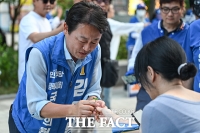  네잎클로버 선물 받는 김용남 평택을 국회의원 후보 [포토]