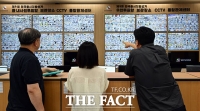  사전투표함 보관장소 CCTV 모니터링하는 중앙선관위 [포토]