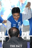  시민과 악수하는 이원택 후보 [포토]