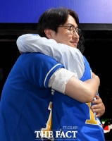  '재수 행님' 품에 안긴 하정우 [포토]