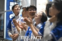  달빛 바라보는 조국 [포토]
