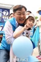  미래의 유권자와 함께 기념촬영 하는 김관영 후보 [포토]
