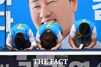  큰절 올리는 김관영 후보 가족 [포토]
