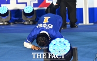  유권자들 향해 큰절하는 정청래 [포토]