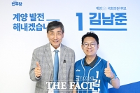  김남준 선거사무소 지지 방문한 이종걸 전 의원 [TF사진관]