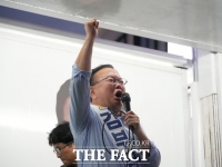  김부겸 '눈물 흘리며 애타는 호소'…추경호 '흥겨운 분위기 속 지지 호소'