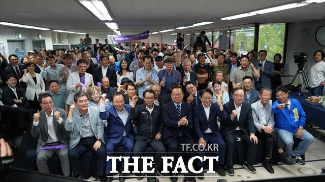 김부겸 민주당 대구시장 후보와 선거운동원들이 3일 오후 6시 출구조사가 발표되자 박수와 함께 환호하고 있다. /김부겸 후보 선거캠프