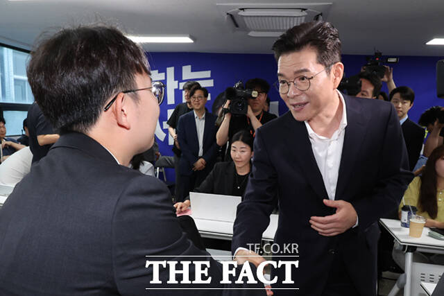 정원오 더불어민주당 서울시장 후보가 제9회 전국동시지방선거일인 3일 오후 서울 중구 세종대로 캠프에서 취재진과 인사를 나누고 있다. /이새롬 기자