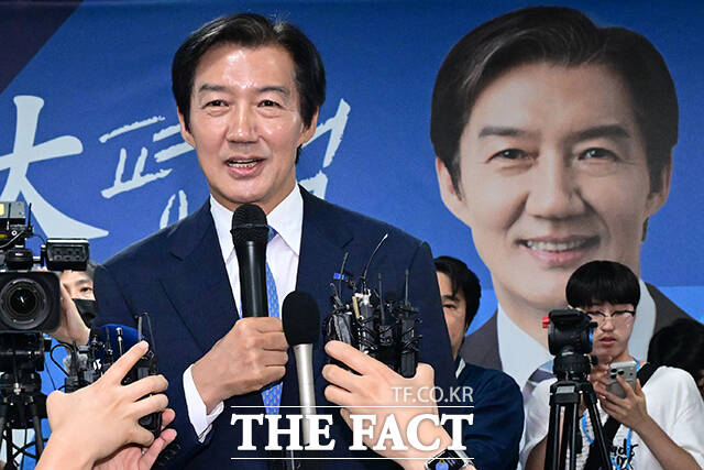 조국 조국혁신당 평택을 국회의원 재선거 후보가 3일 오후 경기 평택시 선거사무소에서 6·3 지방선거 출구조사가 발표된 후 인사말을 하고 있다. /평택=남윤호 기자