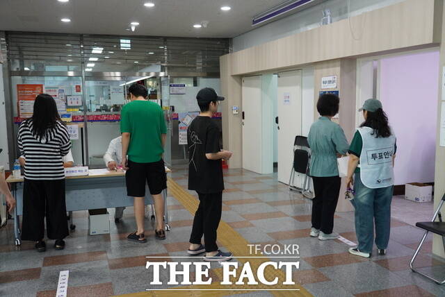 제9회 전국동시지방선거 투표일인 3일 전주시 완산구 서신동 주민센터에 설치된 제1투표소에서 유권자들이 투표하고 있다. /김수홍 기자