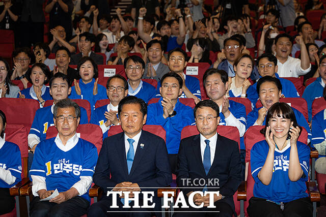 정청래 총괄상임선거대책위원장(왼쪽 두번째)과 한병도 공동상임선거대책위원장(왼쪽 세번째)을 비롯한 더불어민주당 의원들이 3일 오후 서울 여의도 국회 의원회관 대회의실에 마련된 제9회 전국동시지방선거 개표상황실에서 출구조사 발표 방송을 시청하고 있다. /국회=배정한 기자