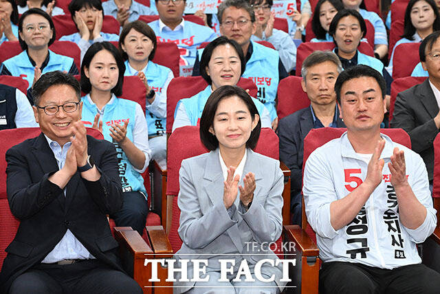 진보당 상임대표이자 경기 평택을 국회의원 재선거 후보인 김재연 대표(가운데)와 홍성규 진보당 경기도지사 후보 등이 3일 오후 서울 여의도 국회의사당 의원회관에 마련된 개표상황실에서 제9회 전국동시지방선거 및 국회의원 재보궐선거 출구조사 결과 발표를 지켜보고 있다. /국회=서예원 기자