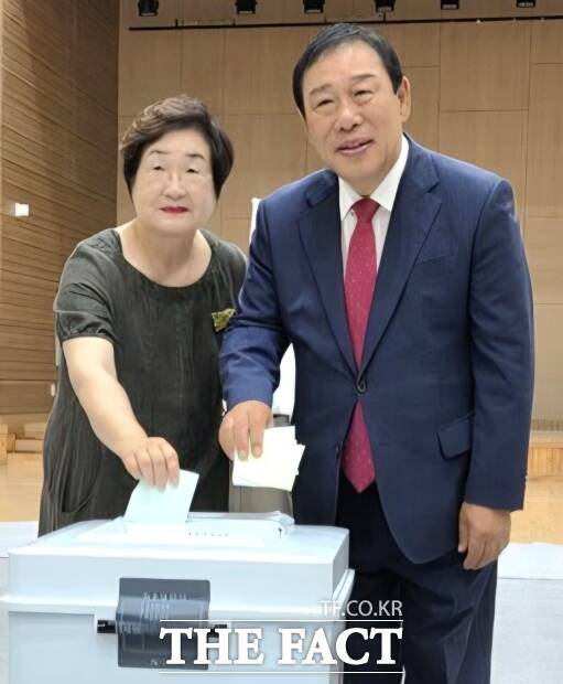 최민호 세종시장 후보가 3일 오전 세종시 연동면 행복누림터에 마련된 연동면 제1투표소를 찾아 부인과 함께 한 표를 행사하고 있다. /최민호 후보 캠프
