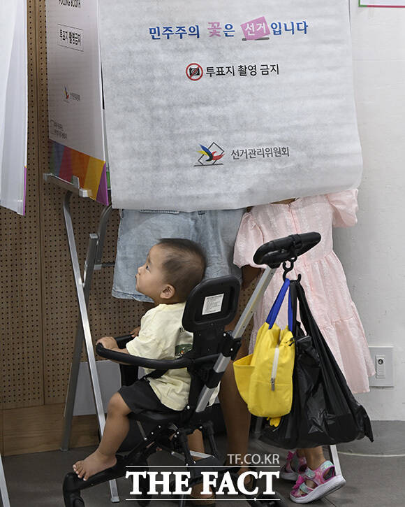 한 가족이 투표를 하고 있다.