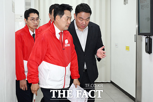 중앙선관위로 항의 방문하는 장 대표.
