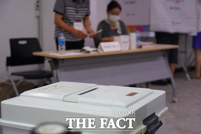 제9회 전국동시지방선거 투표일인 3일 전주시 완산구 서신동 주민센터에 설치된 제1투표소에서 투표가 진행되고 있다. /김수홍 기자