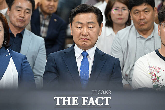 김 후보가 출구조사 결과를 바라보고 있다.