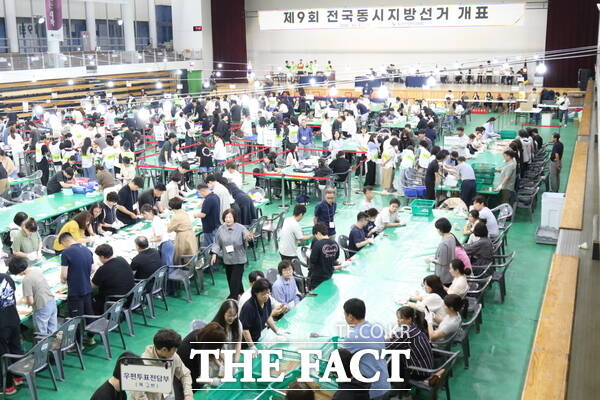 3일 6·3 지방선거 대전시 동구 개표소가 마련된 대전대학교 맥센터가 개표로 분주한 모습이다. /정예준 기자