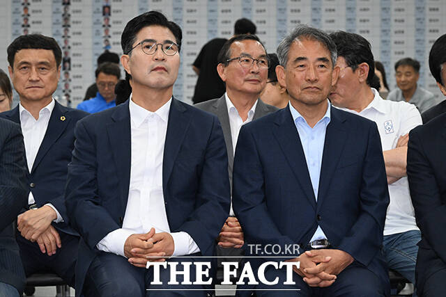 이원택 더불어민주당 전북특별자치도지사 후보와 조지훈 전주시장 후보, 윤준병 전북도당위원장을 비롯한 당원과 지지자들이 3일 오후 전북도 전주 완산구 더불어민주당 전북도당에 마련된 제9회 전국동시지방선거 개표 상황실에서 출구조사 결과를 바라보며 박수를 치고 있다. /전주=김성렬 기자