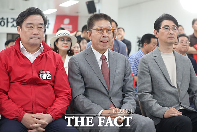 박형준 국민의힘 부산시장 후보가 자리를 떠나고 있다. /부산=박상민 기자