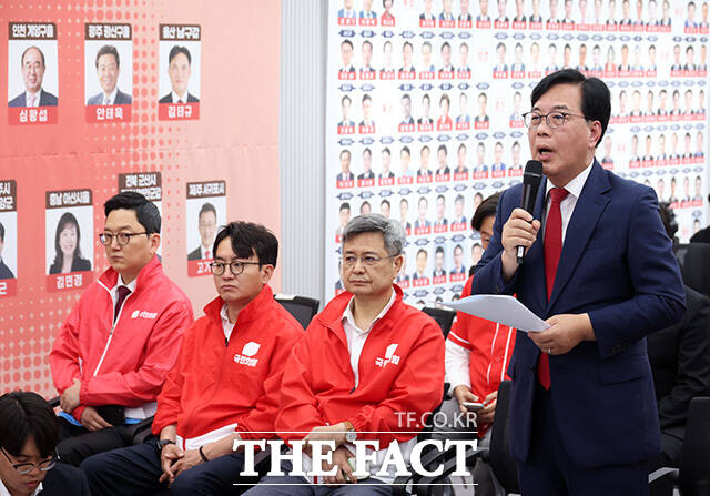 투표용지 부족 관련 긴급기자회견을 열고 입장 밝히는 송 원내대표.