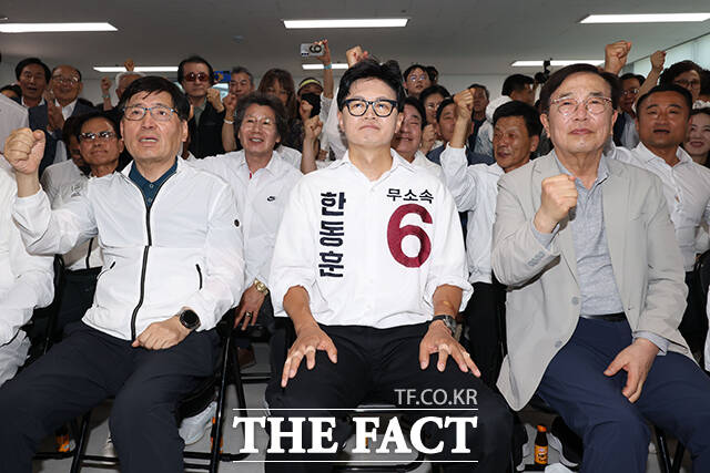 한동훈 무소속 부산 북구갑 국회의원 후보(가운데)가 3일 부산 북구 선거사무소에서 방송사 출구조사 결과를 지켜보고 있다. /부산=박상민 기자