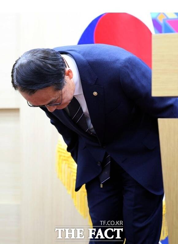 허철훈 중앙선거관리위원회 사무총장이 3일 오후 경기 과천시 중앙선거관리위원회에서 제9회 전국동시지방선거 투표용지 부족 사태와 관련해 대국민 사과를 하며 고개 숙여 인사하고 있다. /과천=뉴시스