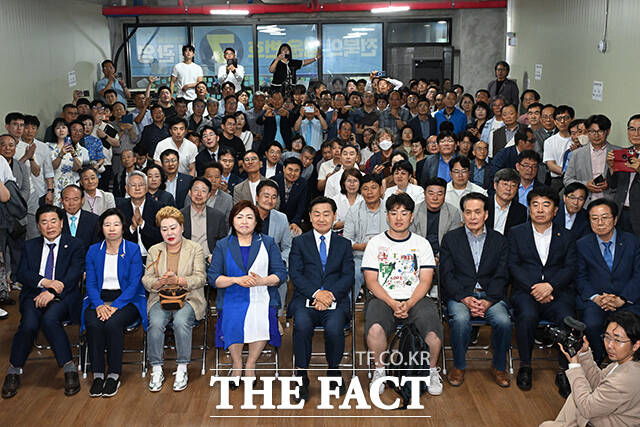 김관영 무소속 전북특별자치도지사 후보를 비롯한 당원 및 지지자들이 3일 오후 전북도 전주 완산구에 마련된 제9회 전국동시지방선거 개표 상황실에서 출구조사 결과를 지켜보고 있다. /전주=김성렬 기자