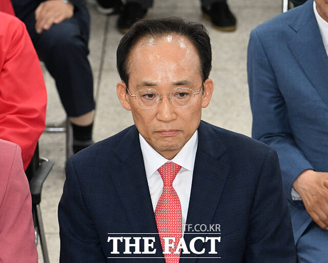 이철우 국민의힘 경북도지사 후보와 추경호 국민의힘 대구시장 후보, 이진숙 국민의힘 대구 달성군 국회의원 후보가 3일 오후 대구 수성구 국민의힘 대구광역시당에서 출구조사 결과 발표를 확인하고 있다. /대구=박헌우 기자