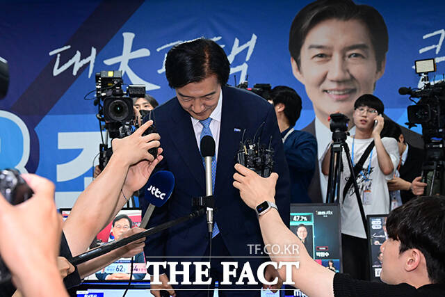 이날 KBS·MBC·SBS 방송 3사 출구조사 결과 평택을 국회의원 재선거는 더불어민주당 김용남 30.3%, 국민의힘 유의동 30.6%, 조국혁신당 조국 31.1%로 나타났다. 사진은 당원과 지지자에게 인사하는 조국 후보의 뒷모습.