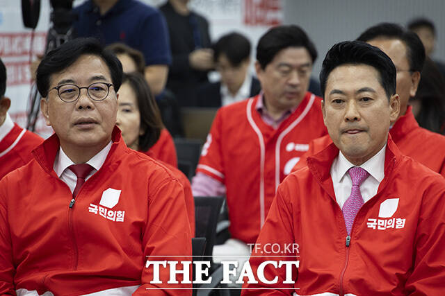 출구조사 결과에 얼어붙은 국민의힘, 말없는 장동혁 대표.