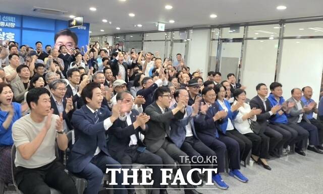 조상호 더불어민주당 세종시장 후보(앞줄 왼쪽서 6번째)와 지지자들이 방송3사 출구조사에서 앞서는 것으로 나타나자 환호하고 있다. /김형중 기자