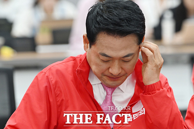 출구조사 결과에 얼어붙은 국민의힘, 말없는 장동혁 대표.