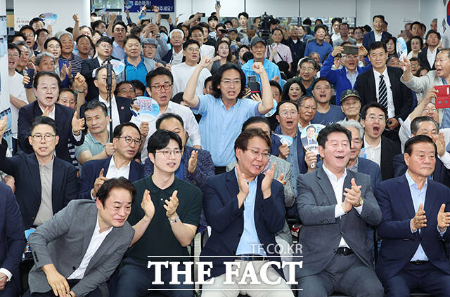 환호하는 전 후보 캠프 관계자 및 지지자들.